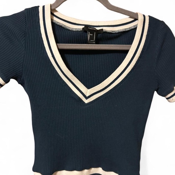 Forever 21 Navy and Cream V-Neck Crop Top - Picture 3 of 9